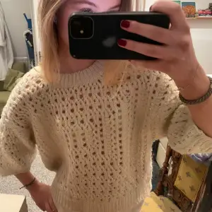 Ursnygg och unik stickad tröja från zara🤍🤍Såå skönt material och är perfekt till alla årstider!🌟Tröjan har en liten fläck vid sidan av den, men inget som jag nånsin har tänkt på🤠🩷🤍