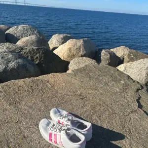Sneakers i vitt, rosa och cerise