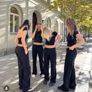 Alobha Label kostymbyxor - Från Märket Alobha Label (Lova Widerbergs märke) i storlek S. Sitter jättefint på, skulle säga att midjan är middle waist. Suit pants heter byxorna på hemsidan, Bra skick förutom att dom har två mindre slitningar längst ner. Nypris är 900. 🥰