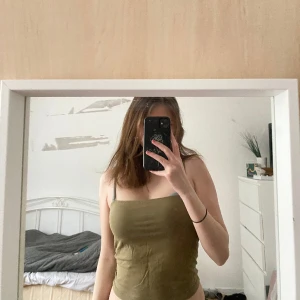 militärgrönt linne - Använt mycket, lite slitning på bandet 