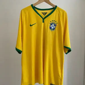 Brazil Nike t-shirt in yellow XXL. Brazil Nike tröja gul XXL störlek  Cropped bottom
