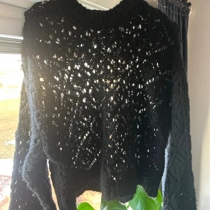 Stickad tröja   - Tröja från Zara, använd en gång, fint skick! Perfekt till våren. Storlek M men passar xs också.