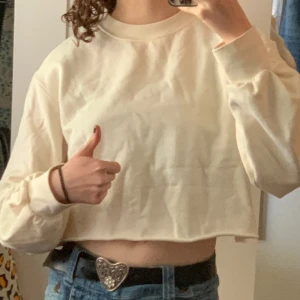 Crop sweatshirt - Beige croppad sweatshirt från Hm i storlek xs ☺️ 