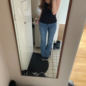 Bootcut jeans - Jätte snygga högmidjade jeans med slits på sidorna, i nyskick. 