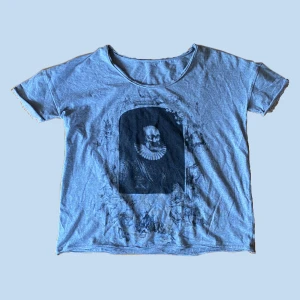 grå tröja med spetsdetaljer - grå t-shirt med tryck och spetsdetaljer vid armarna  100% bomull. kontakta gärna vid frågor💕