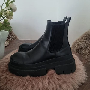 Svarta chelsea boots i skinn - Väldigt sköna att gå i. 