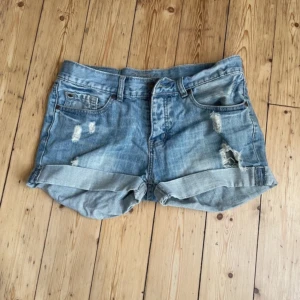 Lågmidjade jeansshorts - Lågmidjade jeansshorts från märket ”Fishbone”💗