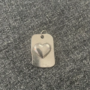 Hänge till halsband  - Nytt ruffigt hänge ser lite slitet ut ,nickelfritt 