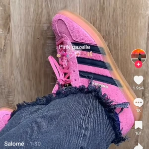Gazelle adidas rosa sneakers - Säljer dessa så populära och helt slutsålda sneakers från adidas gazelle💗💗💗 använda vid ett tillfälle! Nyskick!