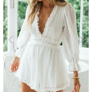 Studentklänning - Säljer min studentklänning från Dennis Maglic i den populära modellen Veronica. Storlek Xs. Inte genomskinlig och har en bra passform 💕 Köpt för 899 på deras hemsida. Kan gå ner i pris 