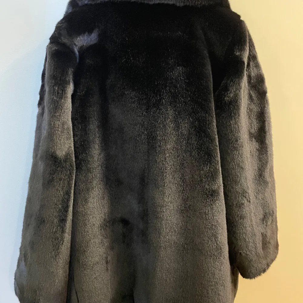 Svart faux fur jacka från By Malina, modell Halley storlek S. Sparsamt använd så i bra skick. En knapp var lös men det har fixats (se bild).. Jackor.
