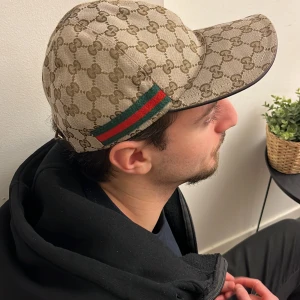 Smycken  - Hans csn har blivit indragen och han behöver pengarna tillbaks 