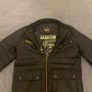 Barbour International - Detta är en vindjacka självklart är det en äkta Barbour jacka 🧥, skick 9/10. Fick den av min morbror men använder inte den alls pågrund av att jag har byt stil.