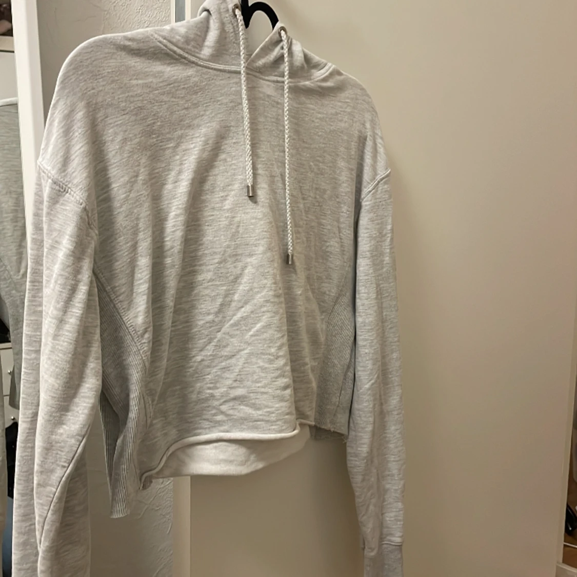 Grå hoodie 