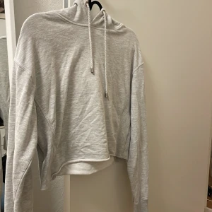 Grå hoodie  - Sitter super fint och längden är inte för lång men inte för kort. 