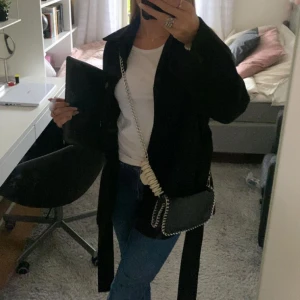 Tiamo väska - Säljer min tiamo väska då den inte kommer till användning längre. Snygg till sommaren! En knapp har lossnat men det är inget som förstör funktionen med väskan, funkar superbra ändå! Skriv privat för fler bilder ❤️