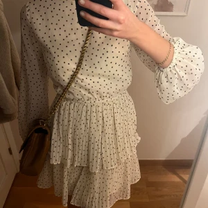 Klänning - Superfin prickig klänning från Gina tricot. Sparsamt använd. Skriv för fler bilder.