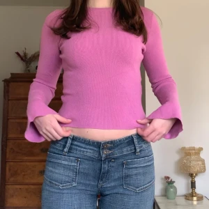 Rosa tröja - Tunn stickad tröja med utsvängda ärmar! Perfekta passformen 🤍