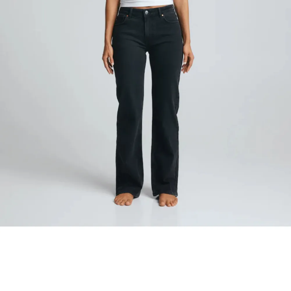 Snygga jeans utan defekter ifrån bikbok i modellen Regular wide🫶🏻 säljer då jag vuxit ur dem🩷. Jeans & Byxor.