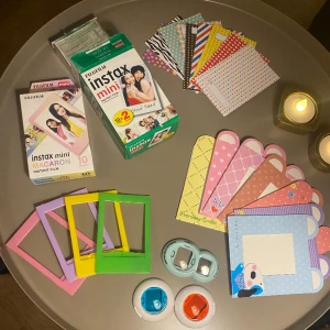 Instax tillbehör  - Är flera olika tillbehör till en instax kamera. Det är totalt 20 st FujFilm instax mini. 8 st klistermärken till inastax bilde. 7 st papersramar. 4 st plastramar. 3 olika linser. Säljer detta eftersom min instax kamera gick sönder.❤️🌺🌸