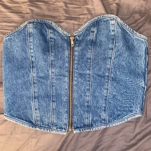 Jeanskorsett - Jeanskorsett från Gina! Sjukt snygg🤩 Inte använd så mycket!