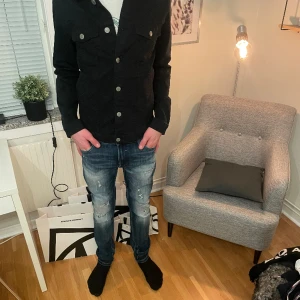 Overshirt/byxor - Säljer en overshirt och ett par byxor i ett gott skick, tröjan aldrig andvänd och byxorna har jag andvänt bara några gånger. 1000 för allt men det går att köpade enskilt också!men då diskuteras pris i dm