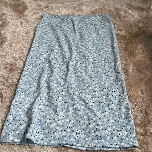 Helt ny kjol  - Kjol från lager 157 med prislapp kvar  Storlek S  Slits ned till 