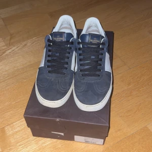 Valentino Flycrew - Hej! Jag vill nu sälja mina Valentino Flycrew som jag haft i några månader men som inte blivit använda så mycket som jag tänkte. Skick 7,5/10 -6 nitar borta totalt   -Strlk 41  -Marinblå  -Box & Kvitto finns  Hör gärna av dig