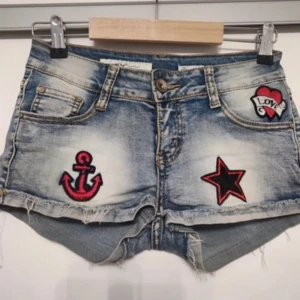 Lågmidjade shorts  - Säljer nu dessa snygga lågmidjade jeans, passar mig som har 36!!