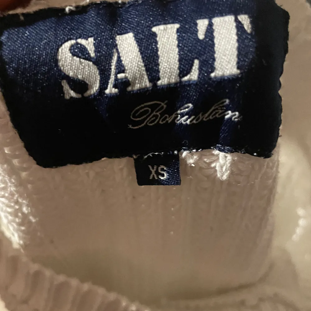 Fin stickad tröja ifrån märket SALT. Den är i fint skick. Den är stor i storleken (jag är s). Hör av dig om du vill ha fler bilder och information! :). Stickat.