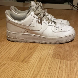 Nike Air force  - Säljer dessa skor pågrund av att jag köpte fel storlek, dom är använda c 3-5 gånger Nypris-1400  (Tvättas såklart vid köp)