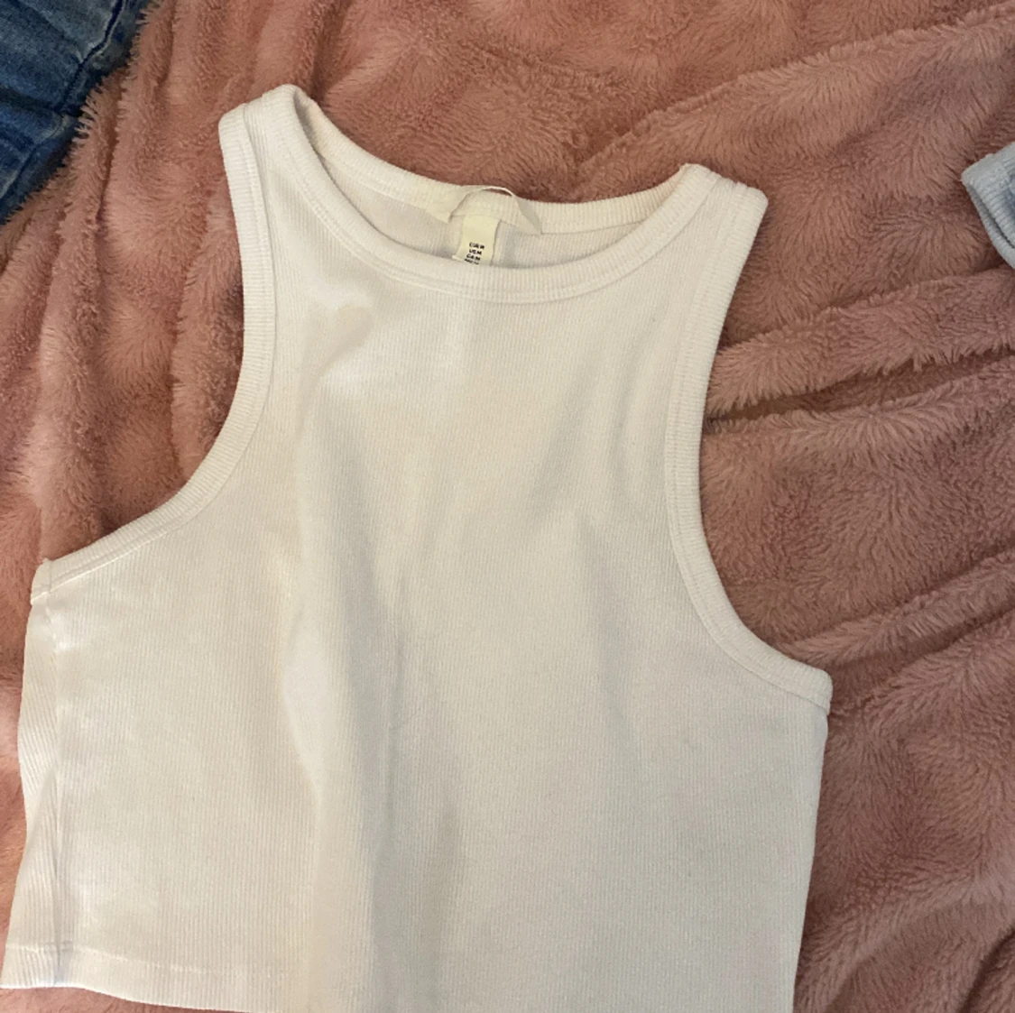 Två linnen från hm, vitt och ljusblått 