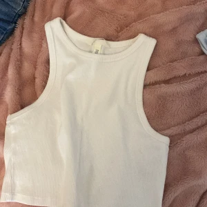 Två linnen från hm, vitt och ljusblått  - Två linnen som är för små för mig, pris kan diskuteras💗 kan köpas en för en också