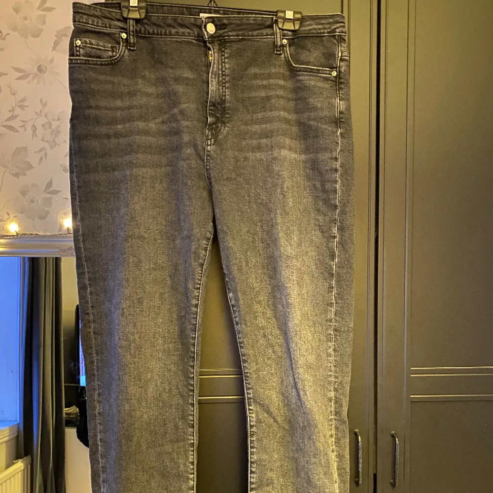 Köptes för lÀnge sedan , tÀnkte att jag ville ha baggy jeans hemma men var inte min stil sÄ har bara luggit tyvÀrr . Farkut & Housut.