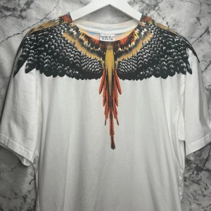 MARCELO BURLON COUNTY OF MILAN -  100% äkta Marcelo burlon tröja!  Vid övriga frågor hör gärna av er!