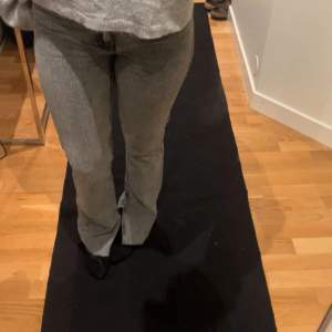 Ett par skitsnygga gråa, stentvättade jeans från zara. De har även en slits på insidan vid foten som gör att de lägger sig snyggt över skorna💓💗. De sitter väldigt bra och är jättebekväma🫶🏻