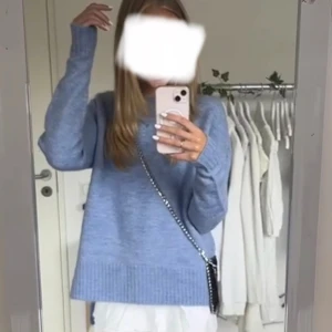 blå stickad tröja - säljer min blå stickade tröja då den inte kommer till användning💓 skriv för bättre bilder