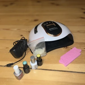 UV-lampa & nagelkit  - Säljer ett litet set med en UV- lampa - 168 W+ 4 gel nagelack varav 1 är en vit färg och 3 st är över och underlack. Tillkommer även lösnaglar och lite annat. 