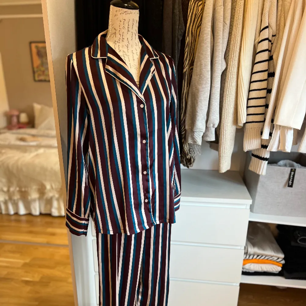 Pyjamas från Gina tricot. Storlek S i tröjan M i byxorna . Tröjor & Koftor.