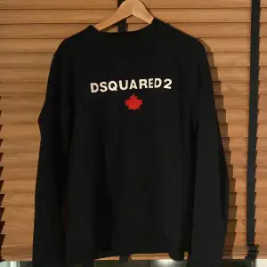 Tjena, säljer nu min dsquared2 sweatshirt. Den är xl i ungdom storlek så passar nog dig som är 180 bäst, det är en 1,1 med väldigt bra kvalitet så funkar precis lika bra som riktig. Tveka inte på att kontakta vid minsta intresse (Pris kan diskuteras)