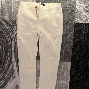 Chinos  - Säljer dessa chinos som är perfekt nu till våren/sommaren eftersom jag ej använder dem. De har aldrig använts heller, bara legat i garderoben, pris kan diskuteras vid snabb affär