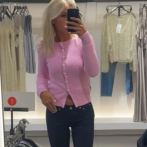 Rosa kofta - Säljer denna rosa kofta från Zara strl S, nypris 389kr mitt pris 250kr. Nyskick använd endast 2 ggr! 