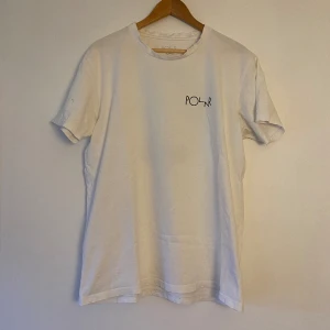 polar white tee - har en liten fläck på högerärm och kragen är lite ”wavy”, därav priset.