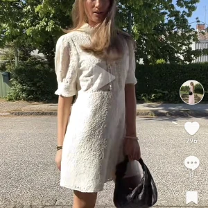 Vit klänning  - Superfin vit klänning från Zara i storlek M. Jättefint skick och perfekt studentklänning 🥰