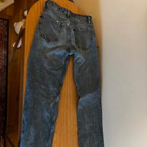 Ljusblåa jeans med slitningar längst ner. Använda ett par gånger. Mått: 80 cm i innerbenlängd, 70 mc i midja, 44 cm i lårvidd och 28 cm i fotvård! Storlek EUR 36 USA 4 MEX 26