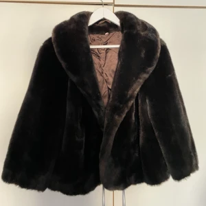 Pälsjacka  - Säljer denna så fina bruna pälsjacka som ja köpt secondhand. Den har 3/4 armar och är i ett jättebra skick!🩷priset går att diskutera!