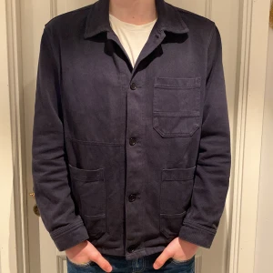 Overshirt i bomullstwill från Arket  - Hej! Jag säljer min overshirt. Jag har änvänt den ganska mycket men den är i otroligt fint sick. Sick:8/10  Skriv om du undrar något😄