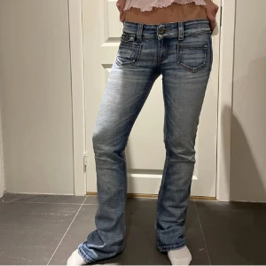 Lågmidjade jeans - Snygga jeans men har en defekt inuti byxan som ej syns utåt! Skriv för fler bilder🥰