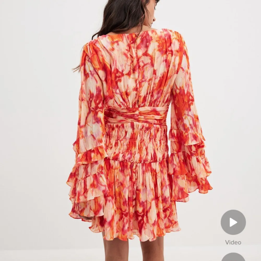 Jag söker denna fina klänning i storlek 34!! Jag har den själv i storlek 32 men det är precis lite för litet:/    Förtydligar att jag inte säljer storlek 32 förens jag hittat en storlek 34☺️. Klänningar.