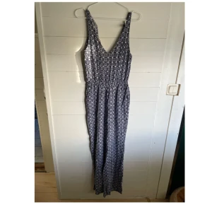 Byxdress - Blommig byxdress med knytning bak på ryggen samt djup rygg (se bild). Fint skick! Från HM i storlek 36.